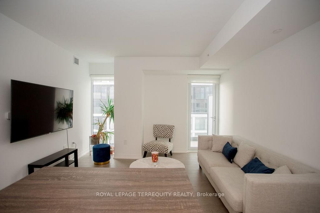 4603-251 Jarvis Street, Toronto, ON - Indoor Photo Showing Living Room