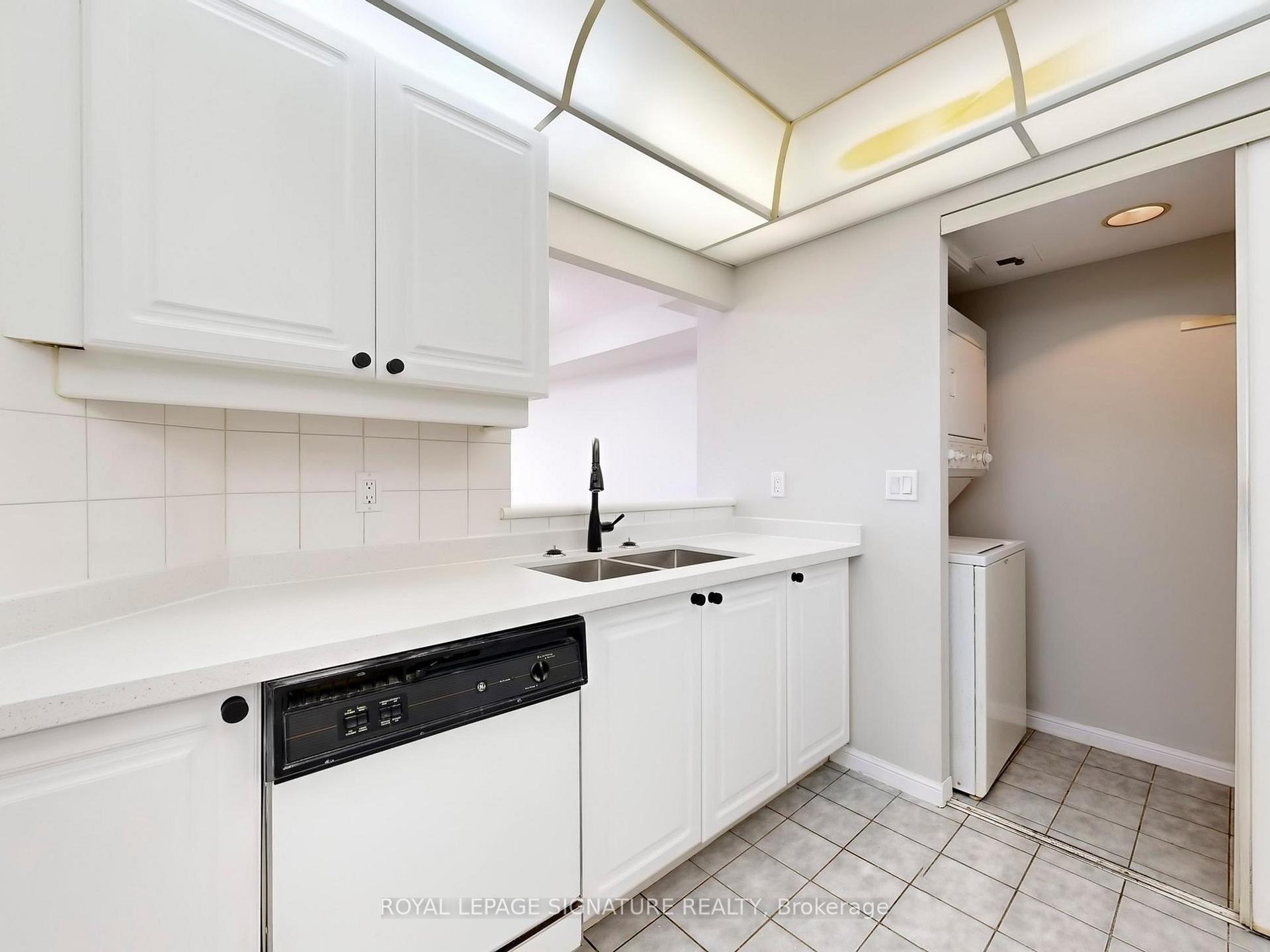 620-88 Corporate Drive, Toronto, ON - Indoor Photo Showing Laundry Room