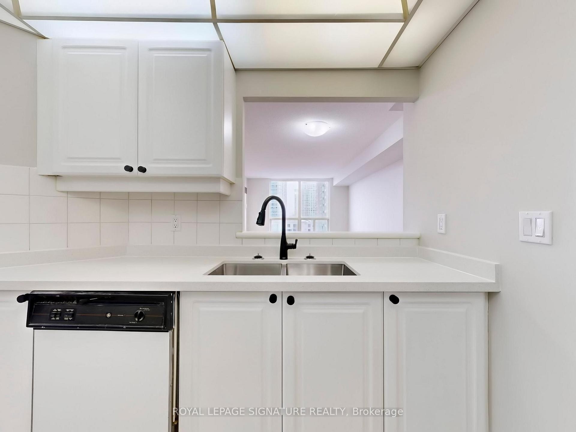 620-88 Corporate Drive, Toronto, ON - Indoor Photo Showing Kitchen With Double Sink