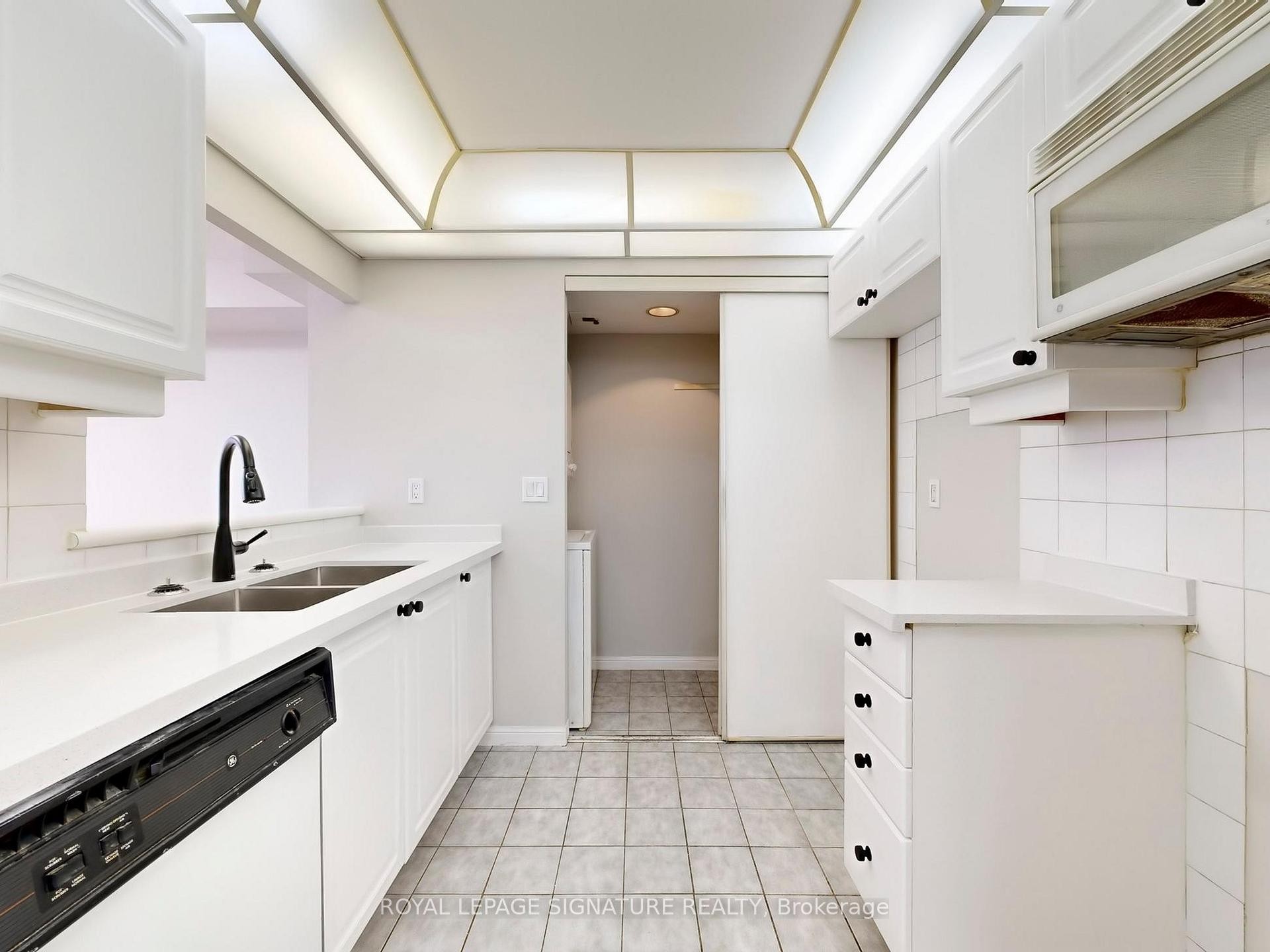 620-88 Corporate Drive, Toronto, ON - Indoor Photo Showing Kitchen With Double Sink