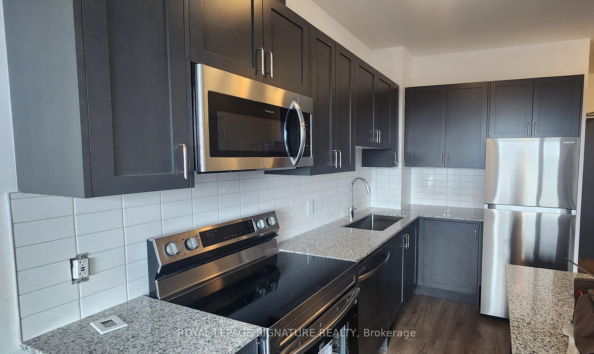 404-3285 Carding Mill Trail, Oakville, ON - Indoor Photo Showing Kitchen With Upgraded Kitchen