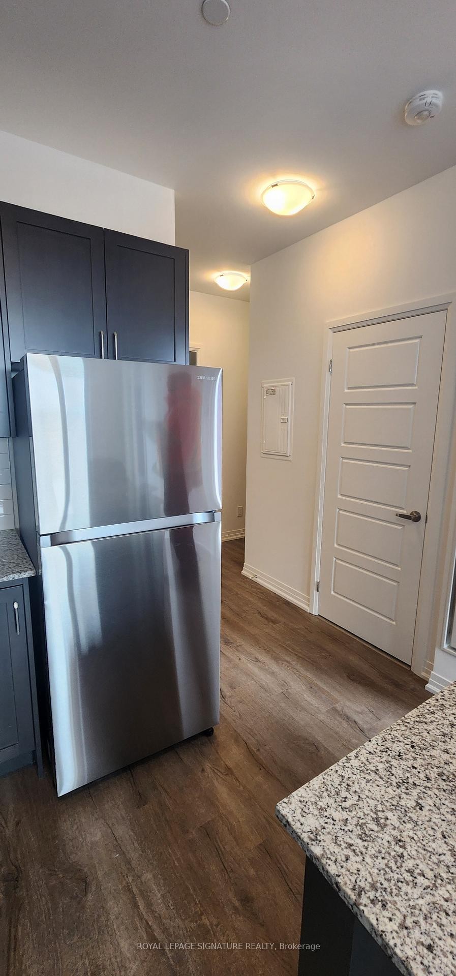 404-3285 Carding Mill Trail, Oakville, ON - Indoor Photo Showing Kitchen