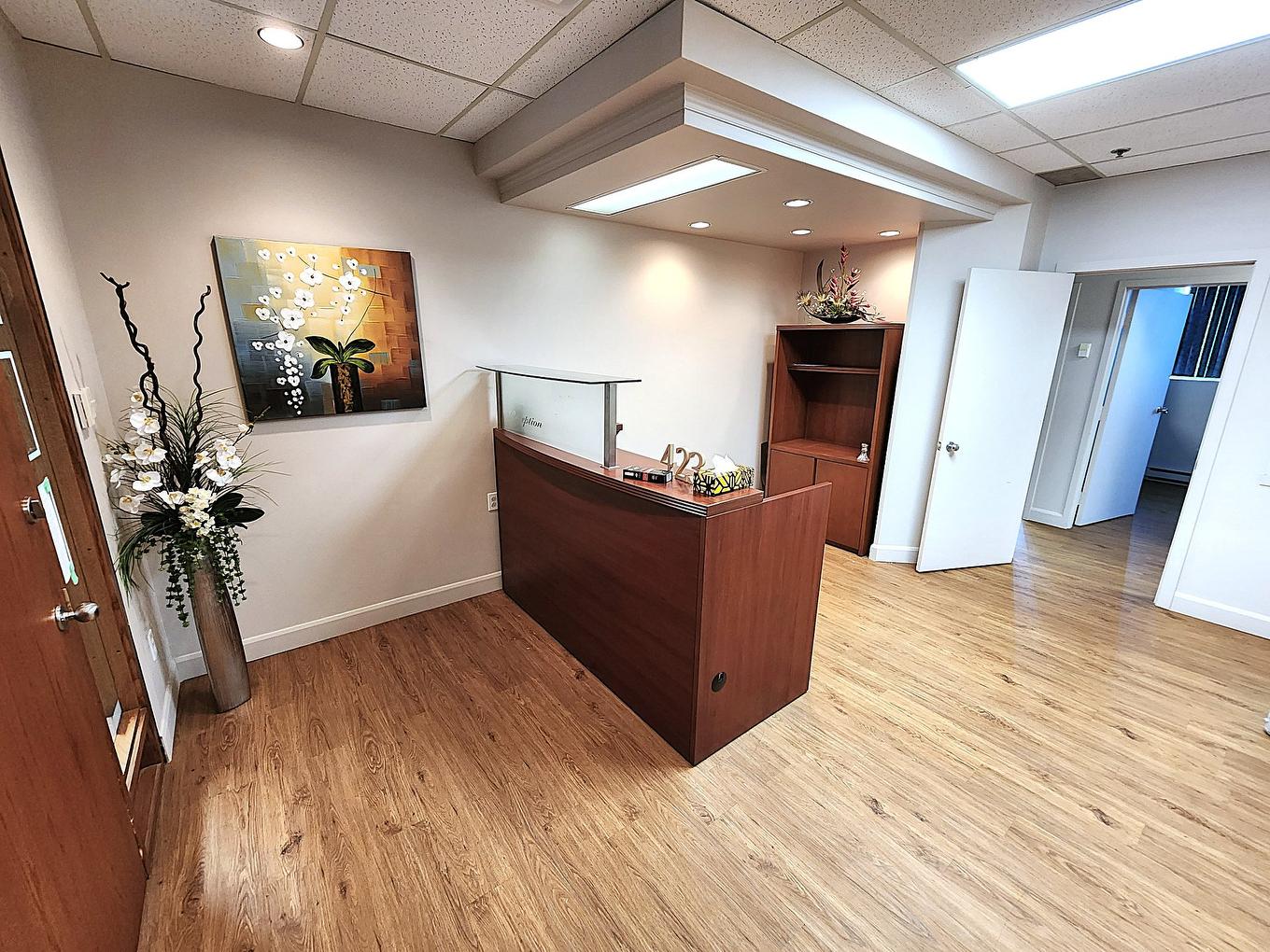 Reception area - 230-3221 Aut. Jean-Noël-Lavoie (A-440), Laval (Chomedey), QC - Indoor Photo Showing Other Room