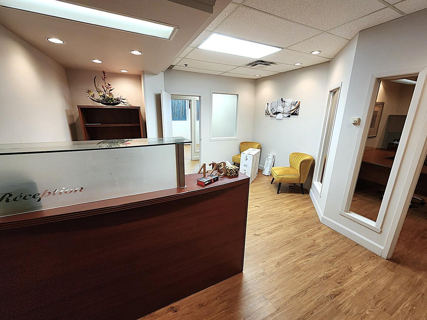 Reception area - 230-3221 Aut. Jean-Noël-Lavoie (A-440), Laval (Chomedey), QC - Indoor Photo Showing Other Room