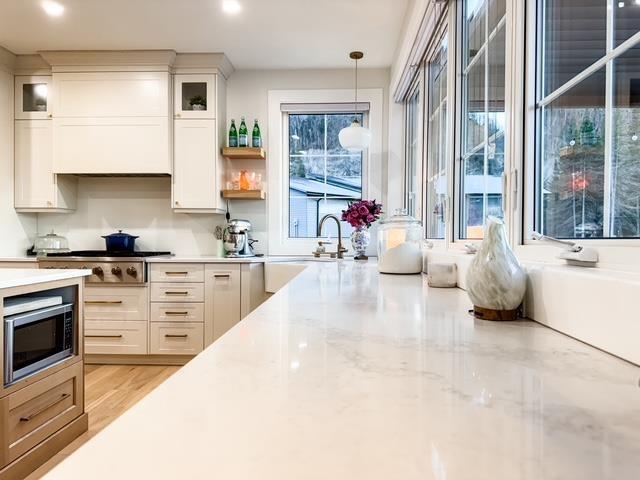 2105 Foothill Drive, Thunder Bay, ON - Indoor Photo Showing Kitchen With Upgraded Kitchen