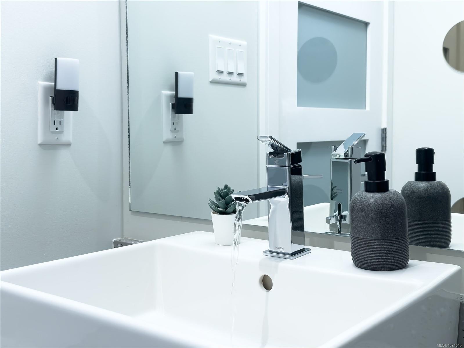 N312-1105 Pandora Ave, Victoria, BC - Indoor Photo Showing Bathroom