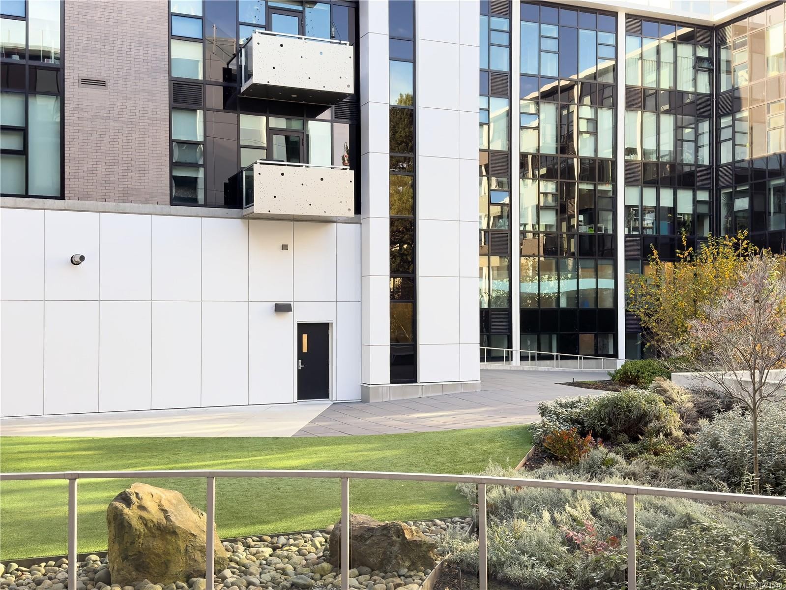 N312-1105 Pandora Ave, Victoria, BC - Outdoor