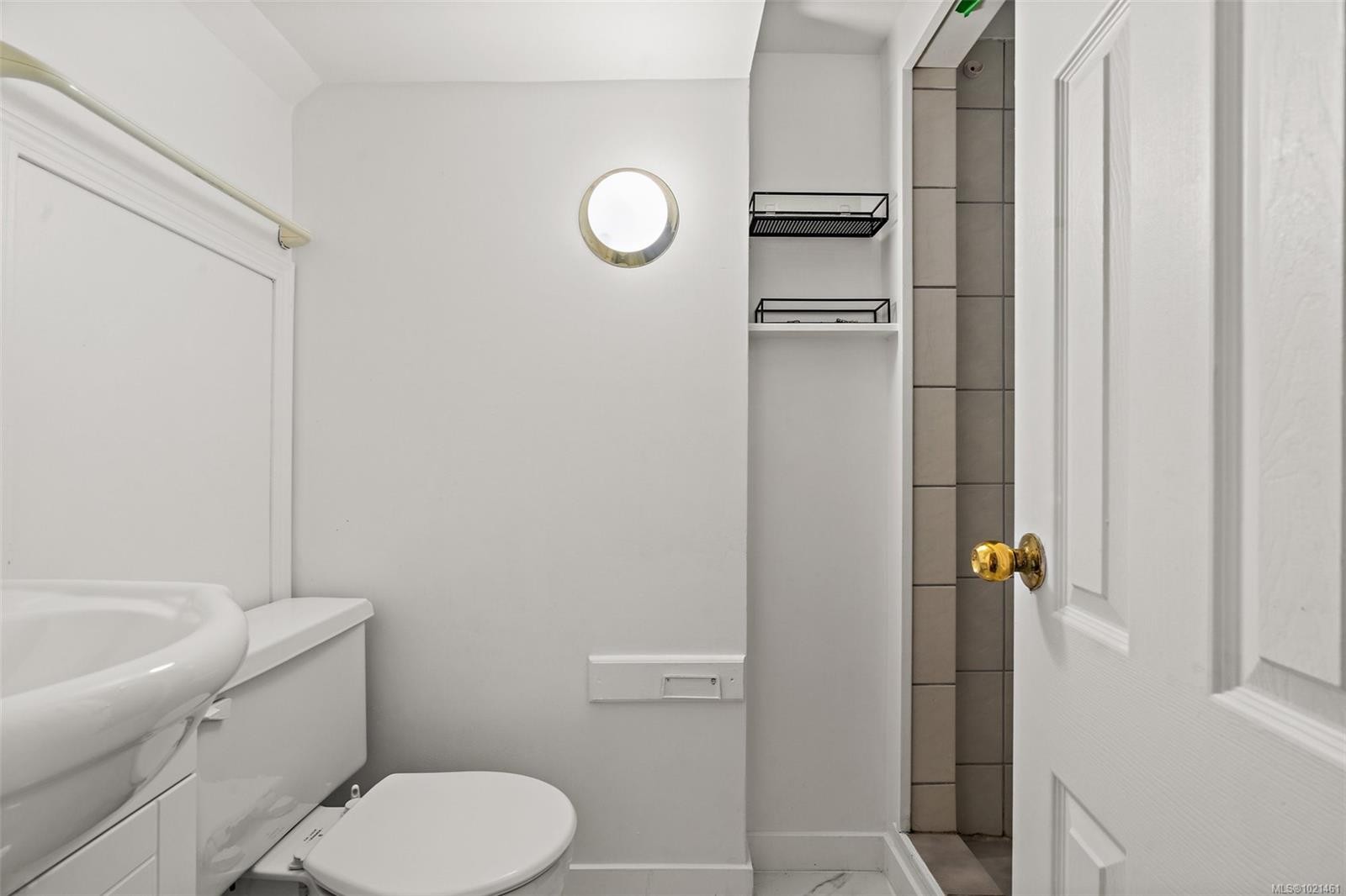 3020-3022 Donald St, Saanich, BC - Indoor Photo Showing Bathroom