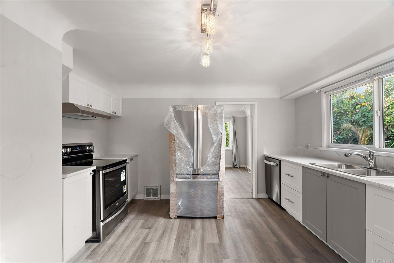 3020-3022 Donald St, Saanich, BC - Indoor Photo Showing Kitchen With Double Sink