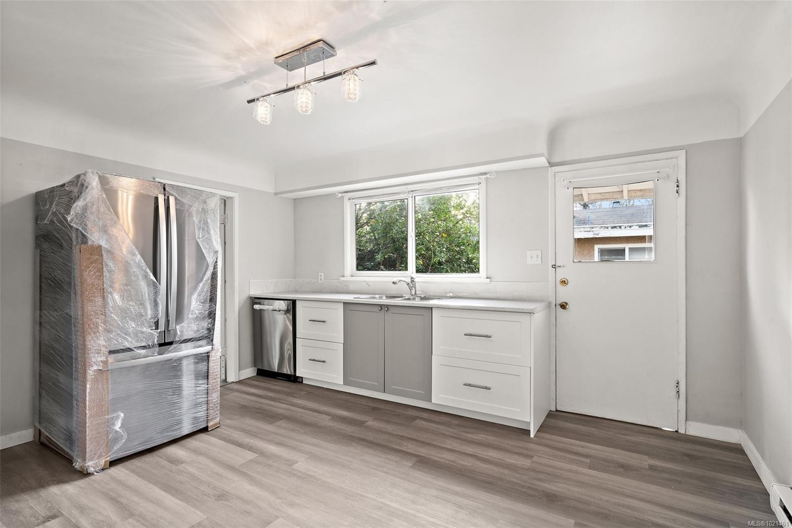 3020-3022 Donald St, Saanich, BC - Indoor Photo Showing Kitchen