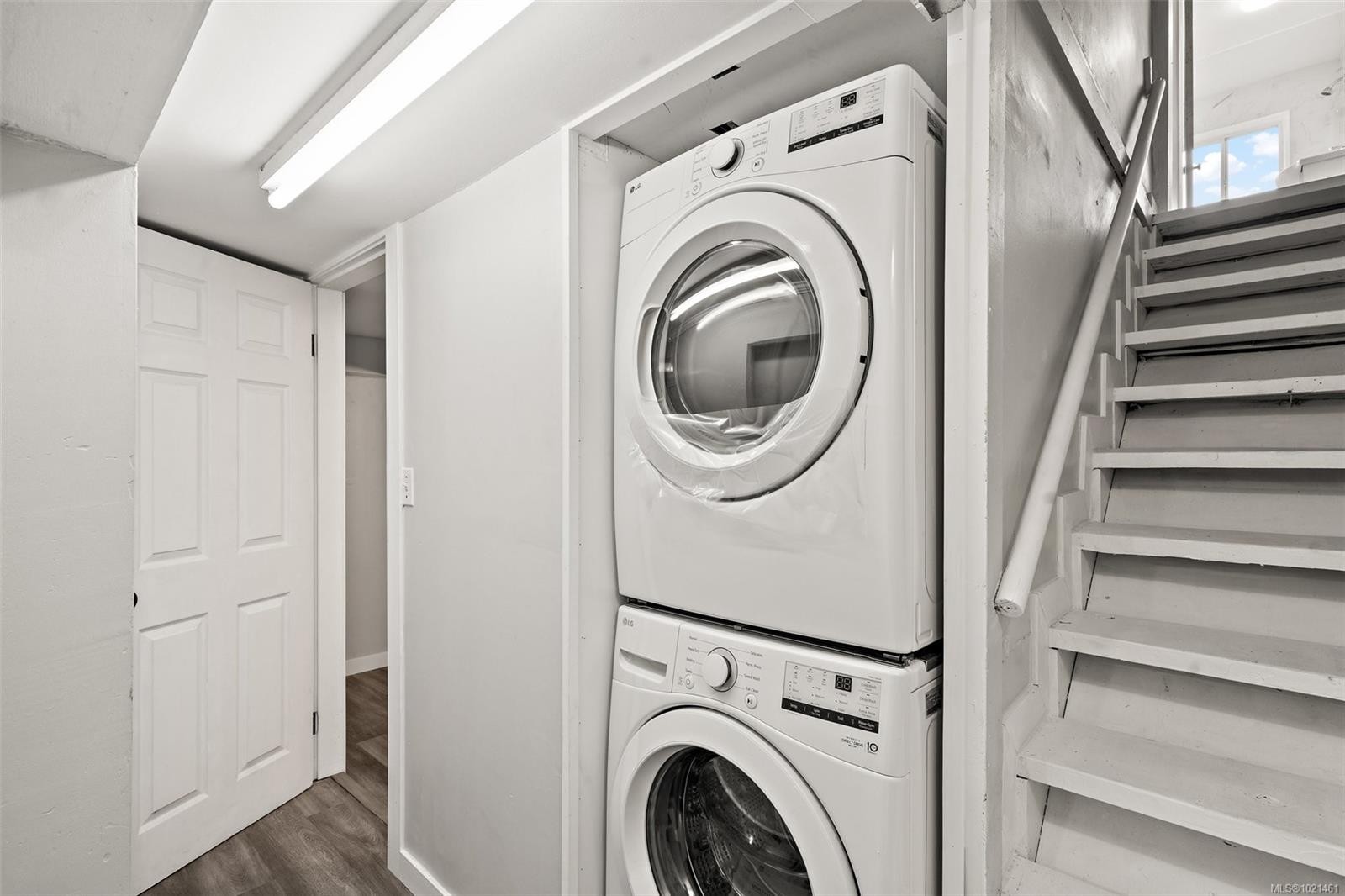 3020-3022 Donald St, Saanich, BC - Indoor Photo Showing Laundry Room