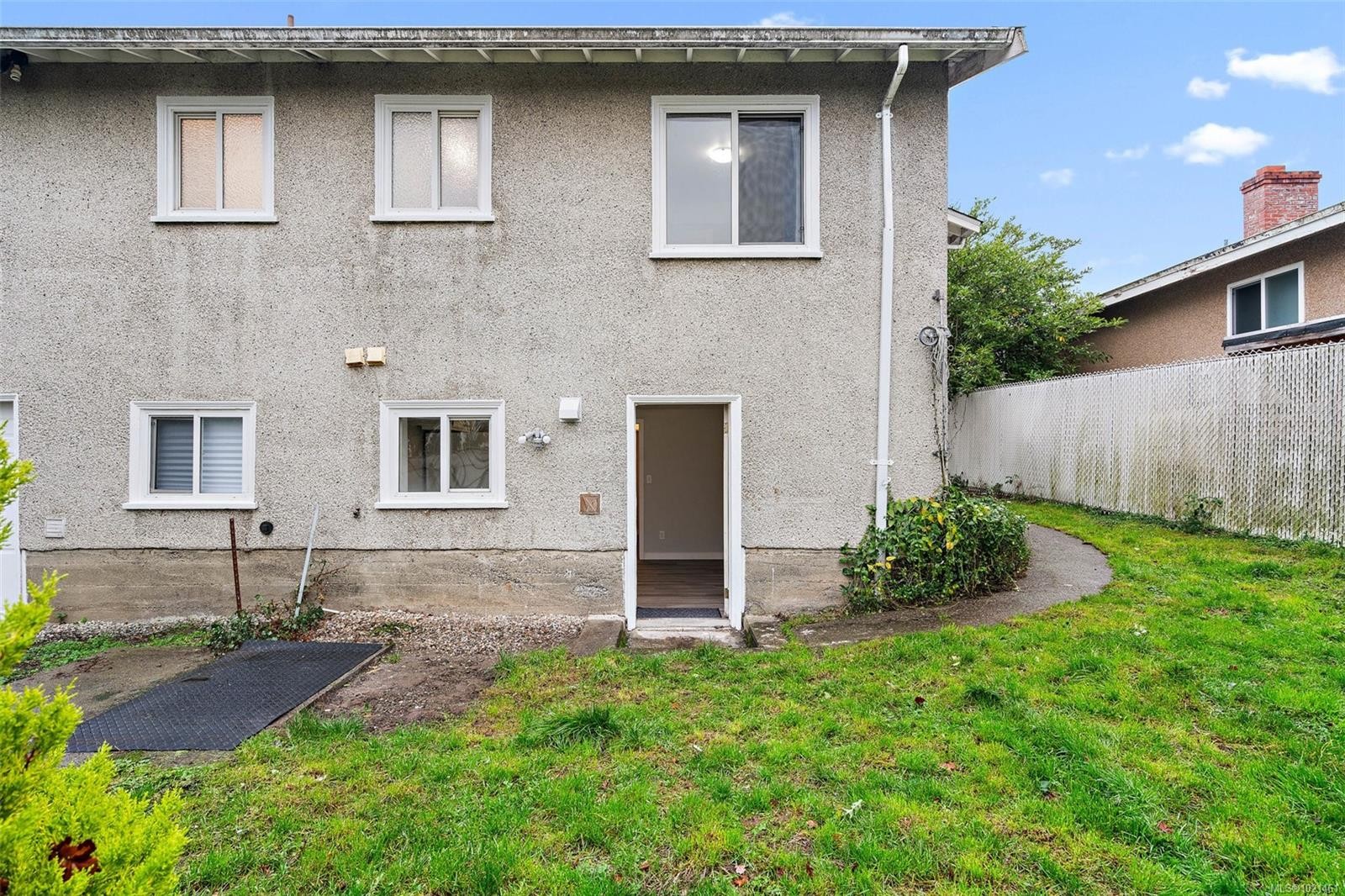 3020-3022 Donald St, Saanich, BC - Outdoor