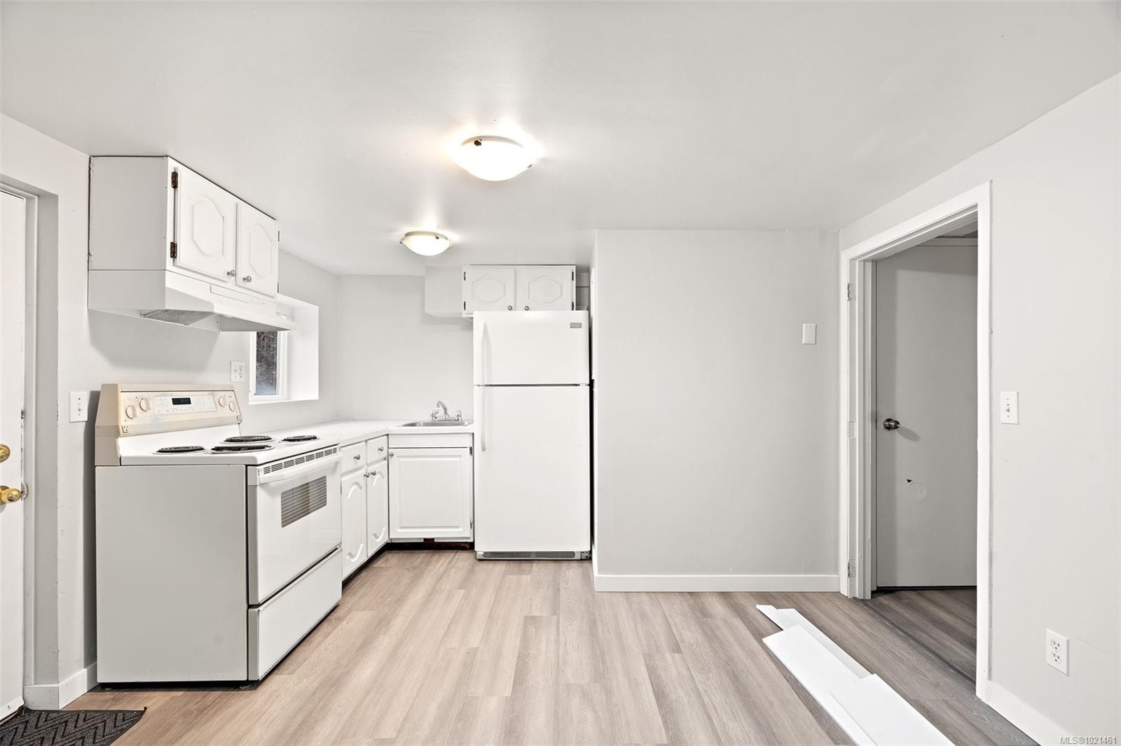 3020-3022 Donald St, Saanich, BC - Indoor Photo Showing Kitchen