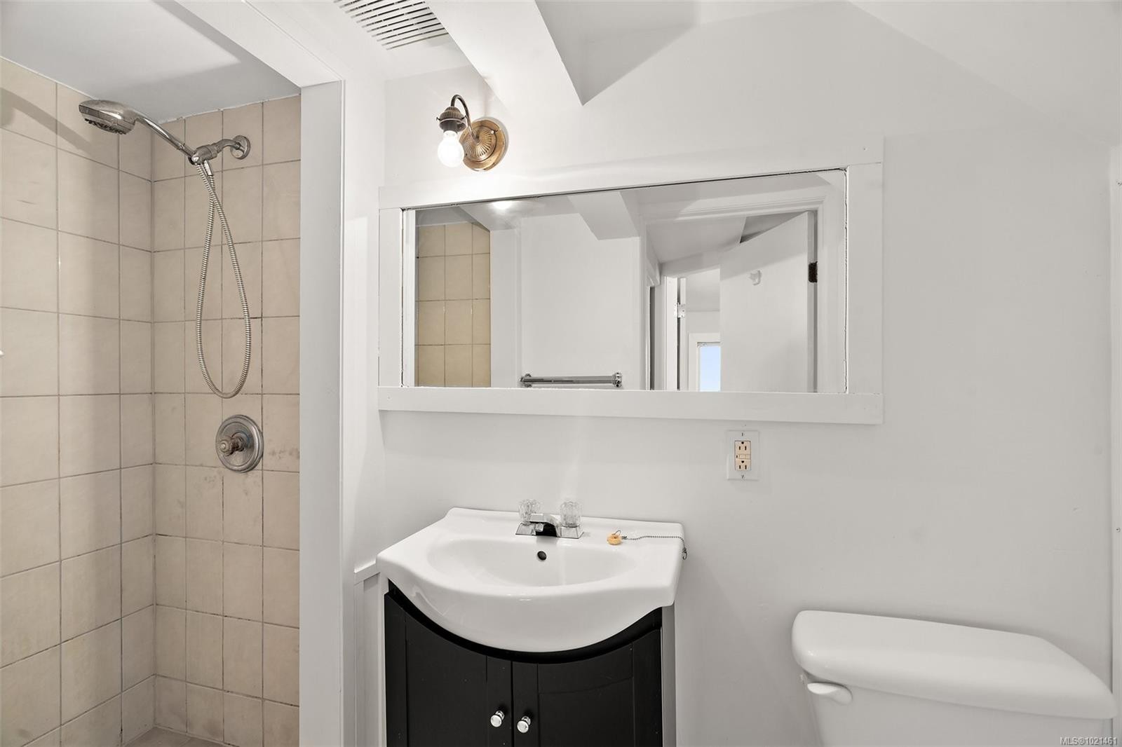 3020-3022 Donald St, Saanich, BC - Indoor Photo Showing Bathroom