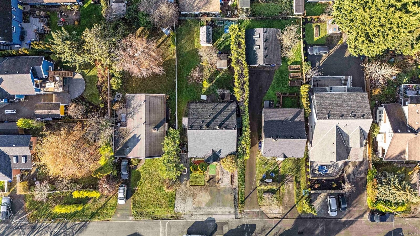 3020-3022 Donald St, Saanich, BC - Outdoor