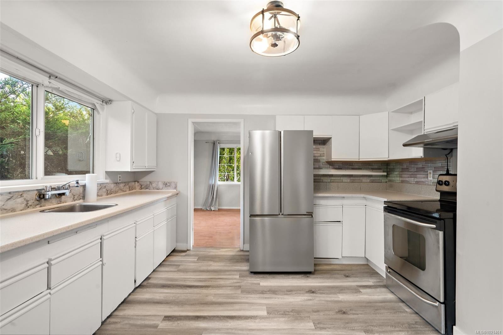 3020-3022 Donald St, Saanich, BC - Indoor Photo Showing Kitchen