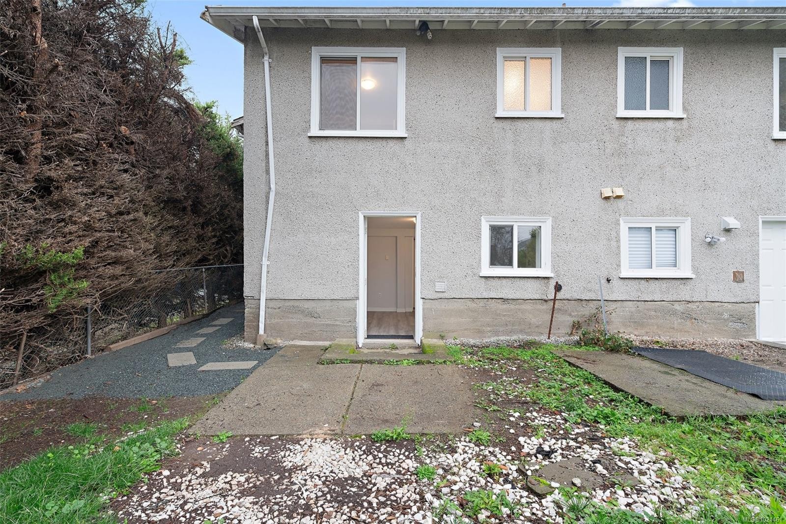 3020-3022 Donald St, Saanich, BC - Outdoor