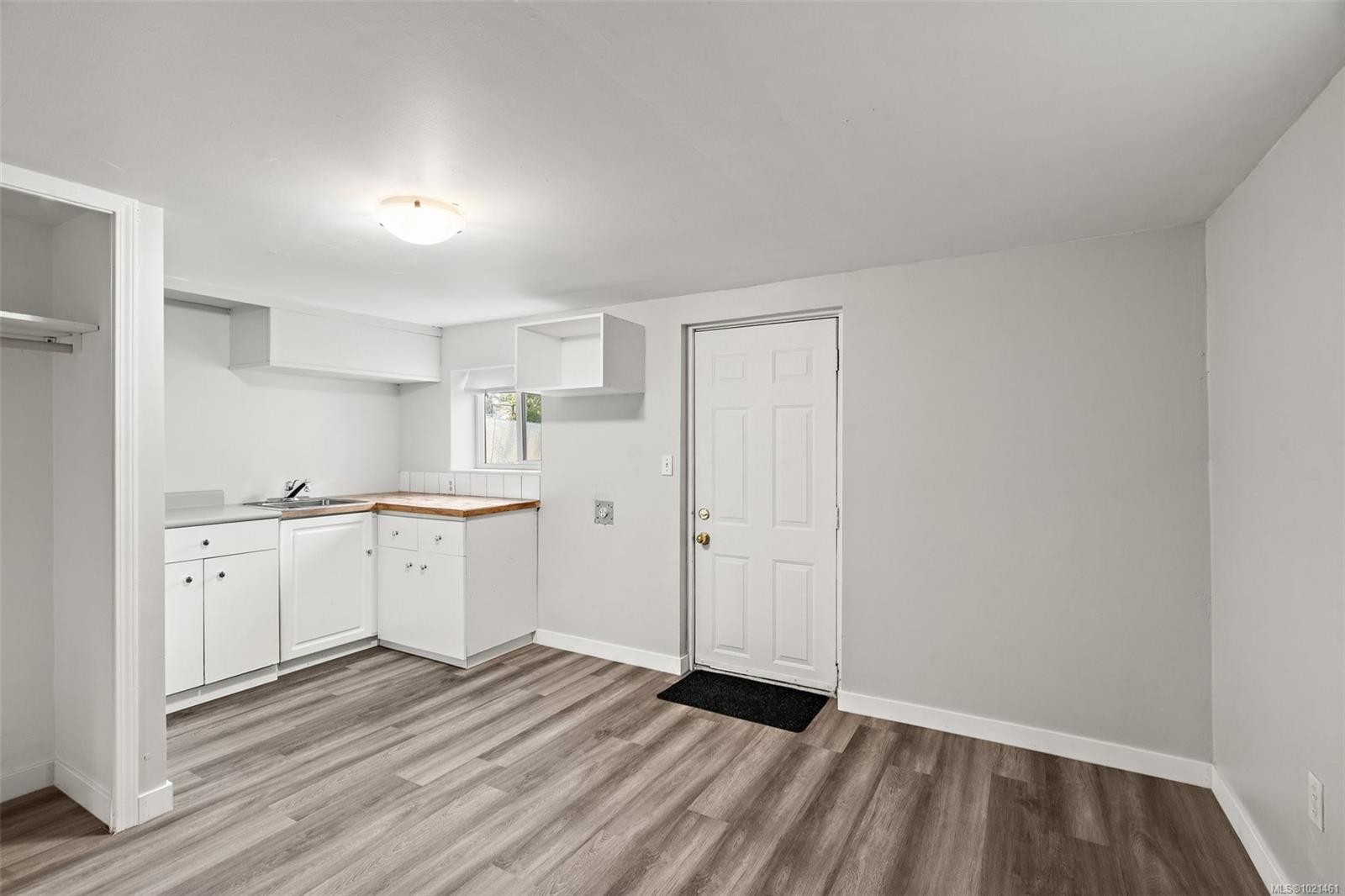 3020-3022 Donald St, Saanich, BC - Indoor