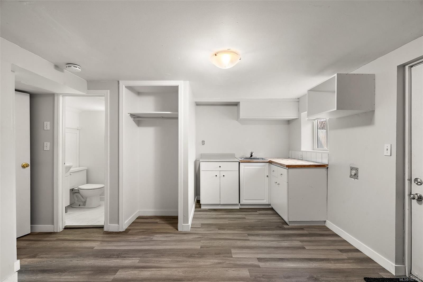 3020-3022 Donald St, Saanich, BC - Indoor