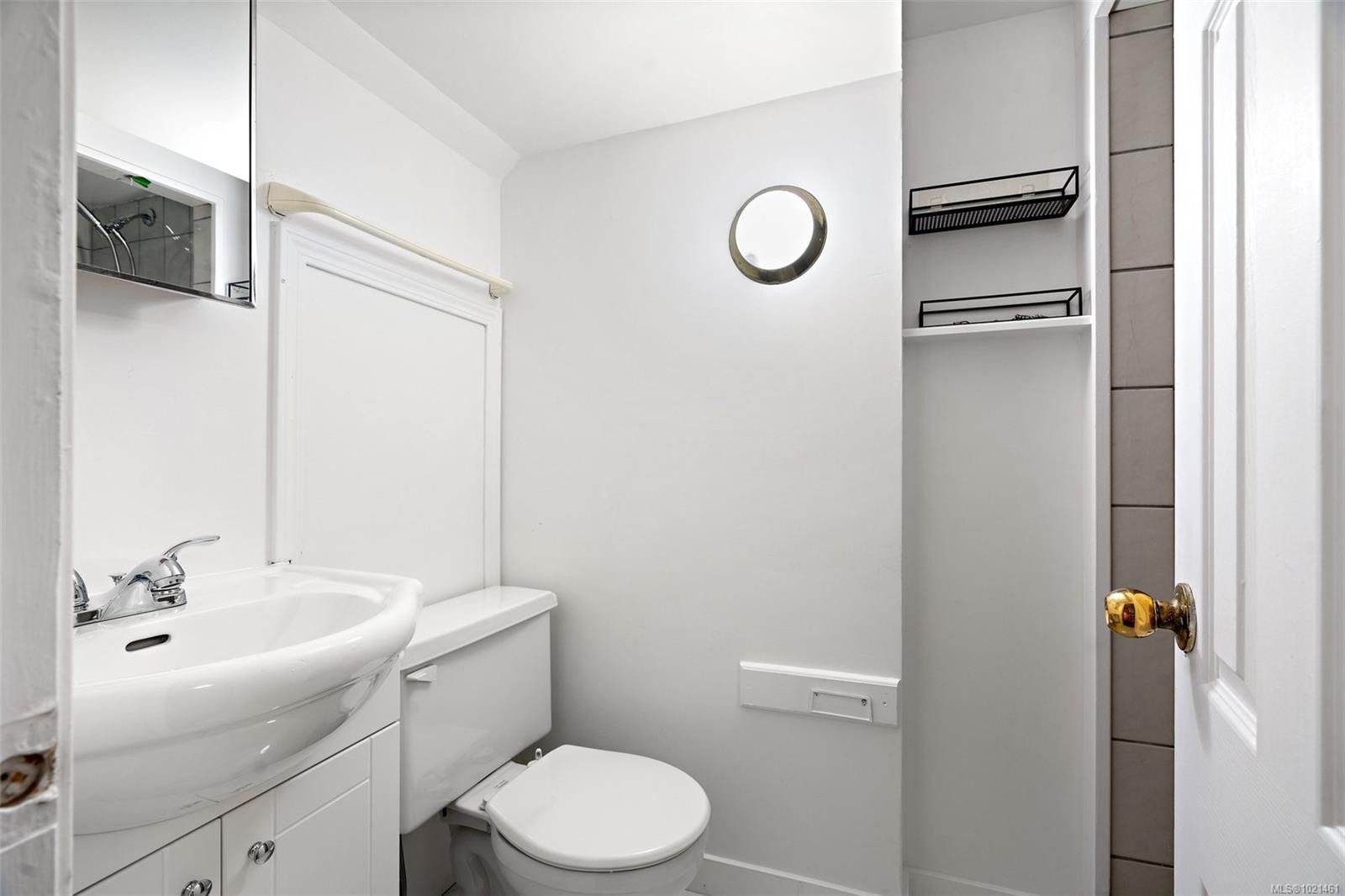 3020-3022 Donald St, Saanich, BC - Indoor Photo Showing Bathroom