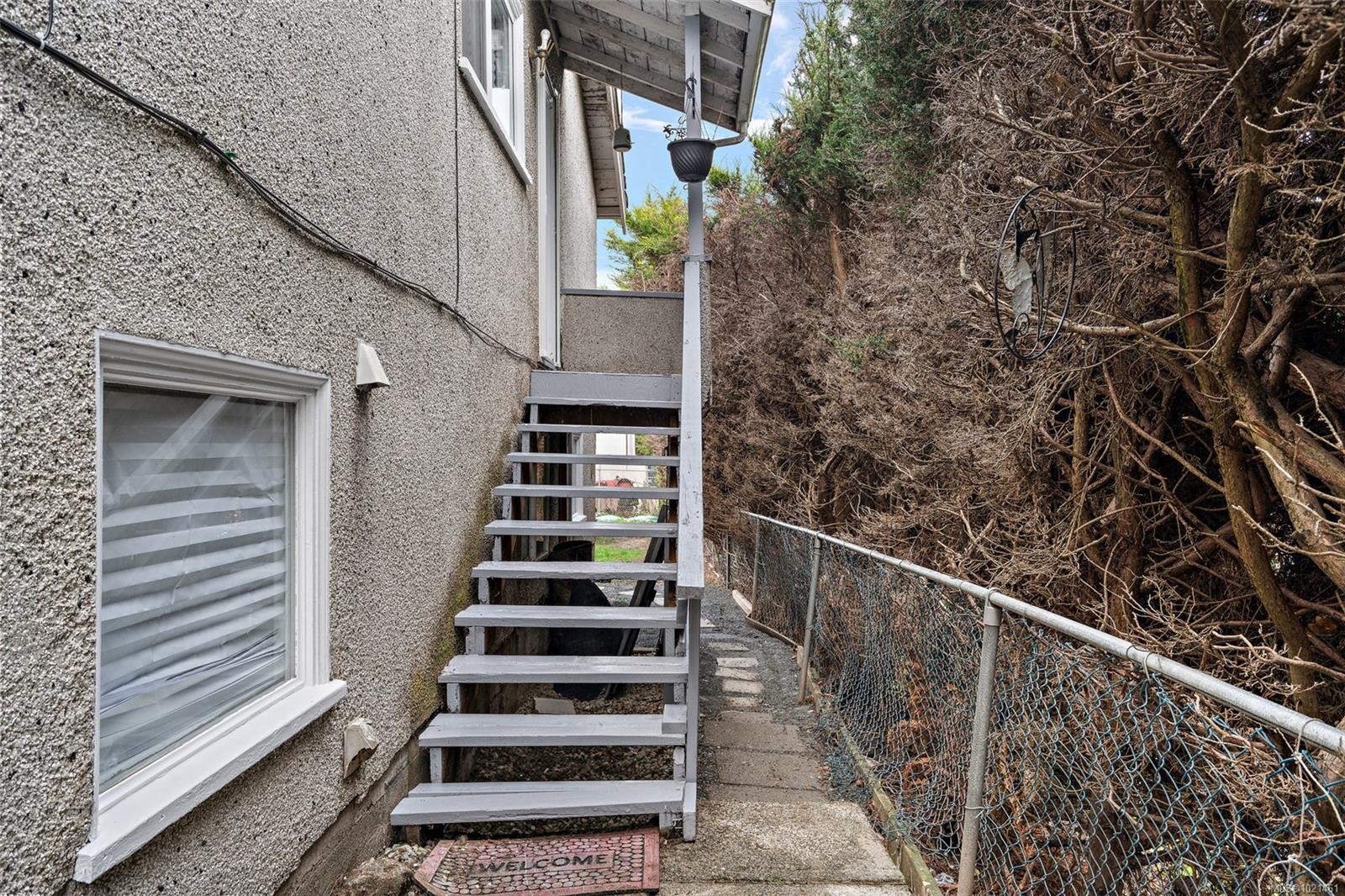 3020-3022 Donald St, Saanich, BC - Outdoor