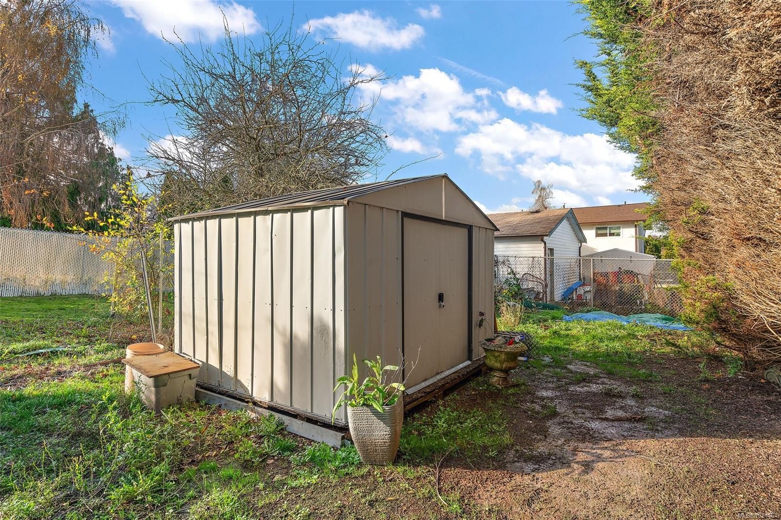 3020-3022 Donald St, Saanich, BC - Outdoor