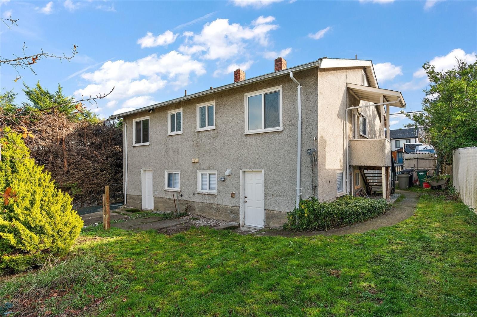 3020-3022 Donald St, Saanich, BC - Outdoor