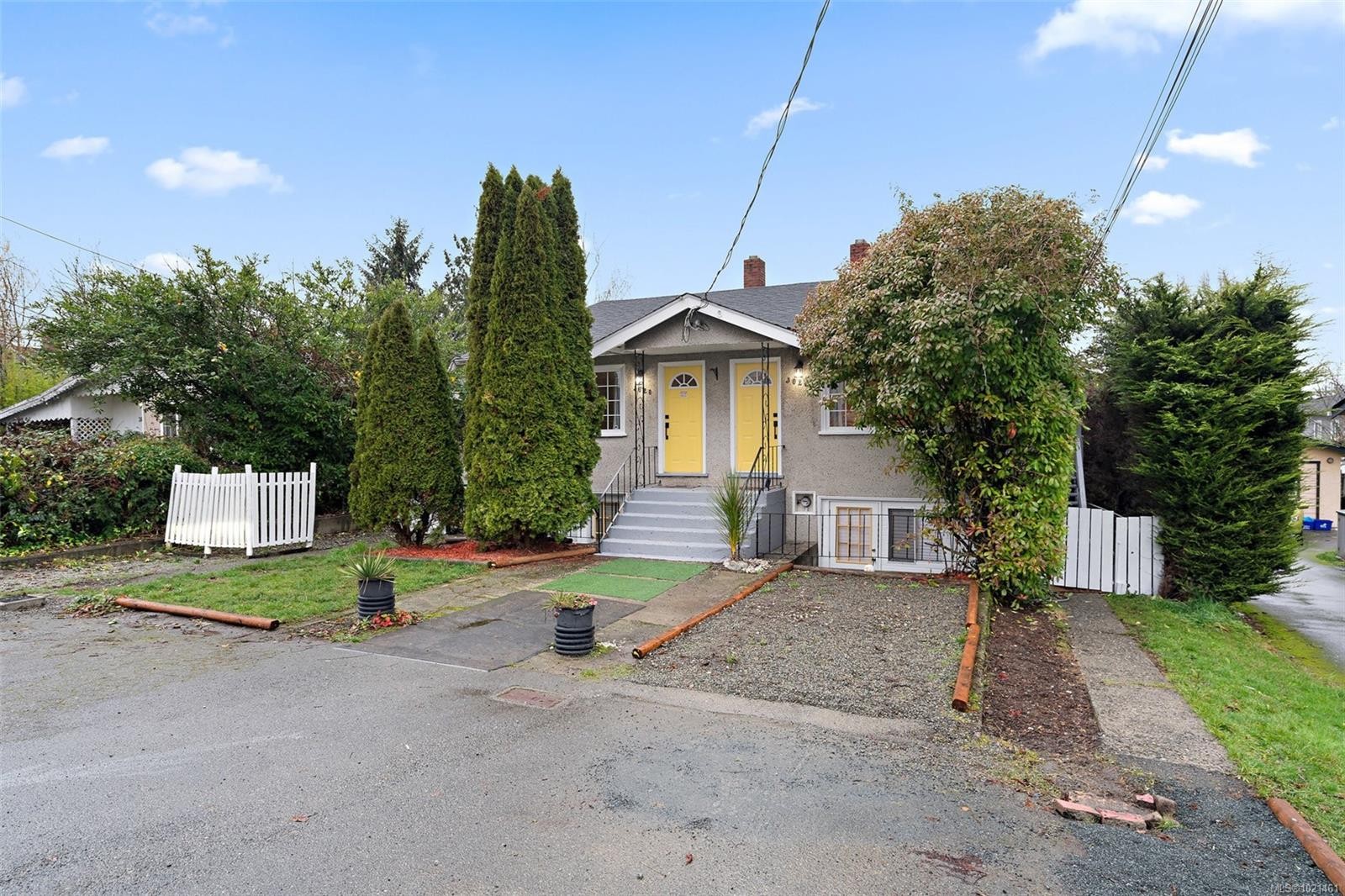 3020-3022 Donald St, Saanich, BC - Outdoor