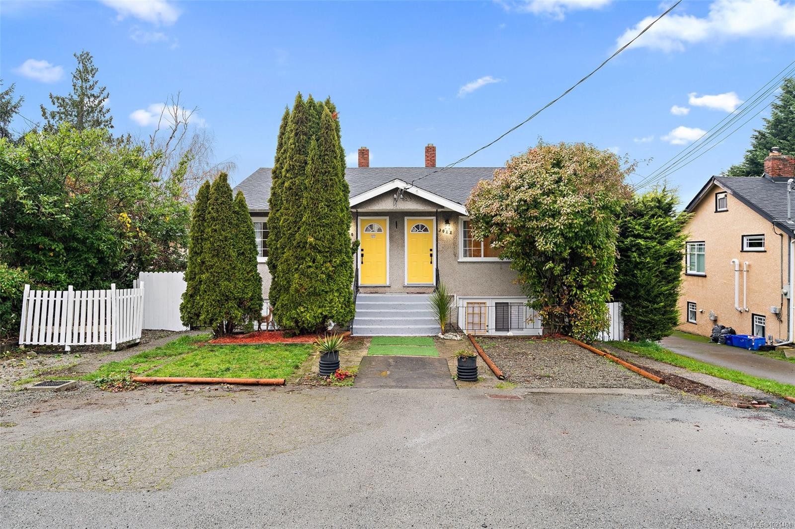 3020-3022 Donald St, Saanich, BC - Outdoor