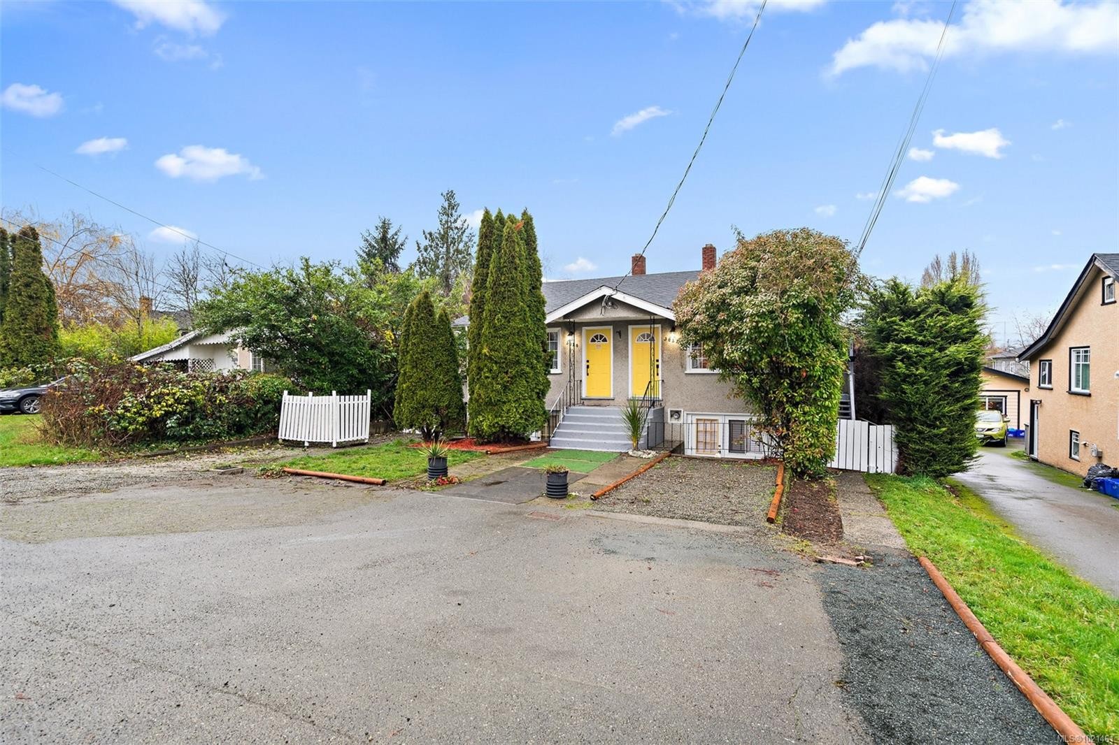3020-3022 Donald St, Saanich, BC - Outdoor