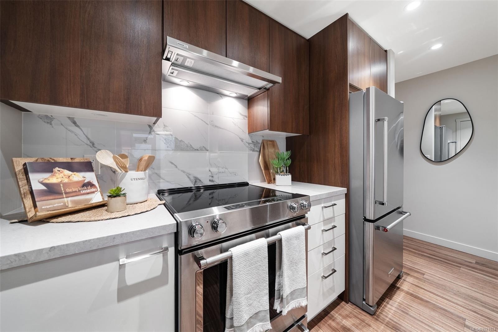 1104-777 Belleville St, Victoria, BC - Indoor Photo Showing Kitchen
