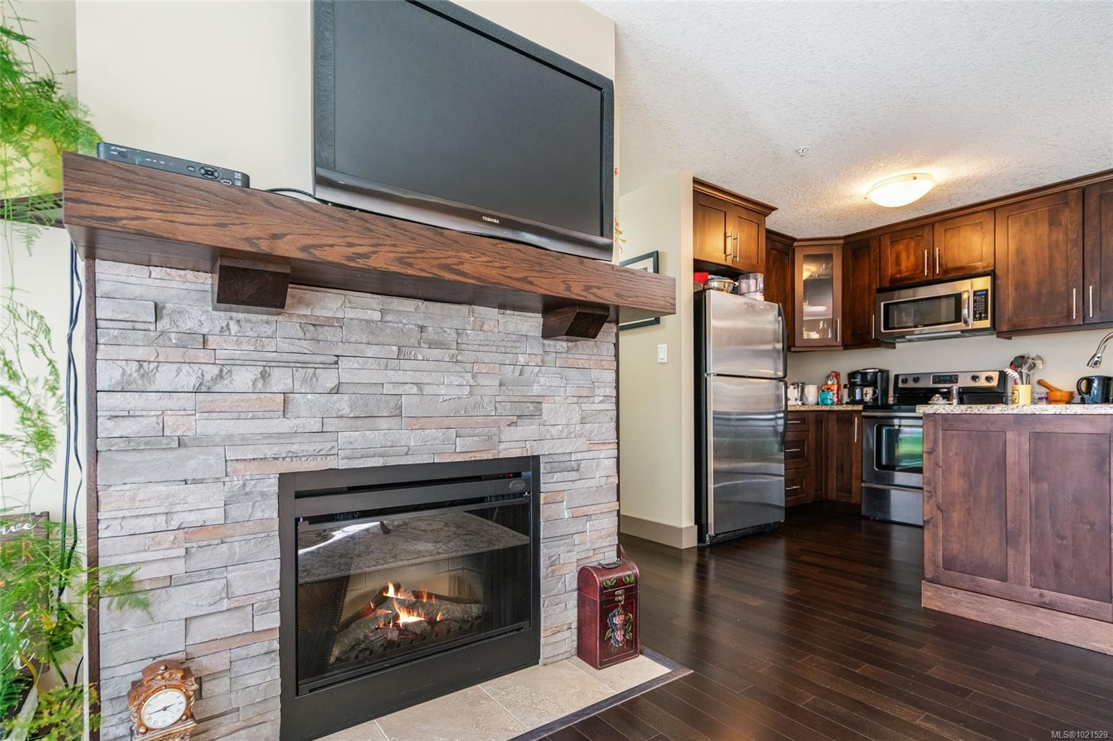 208-257 Moilliet St South, Parksville, BC - Indoor Photo Showing Living Room With Fireplace