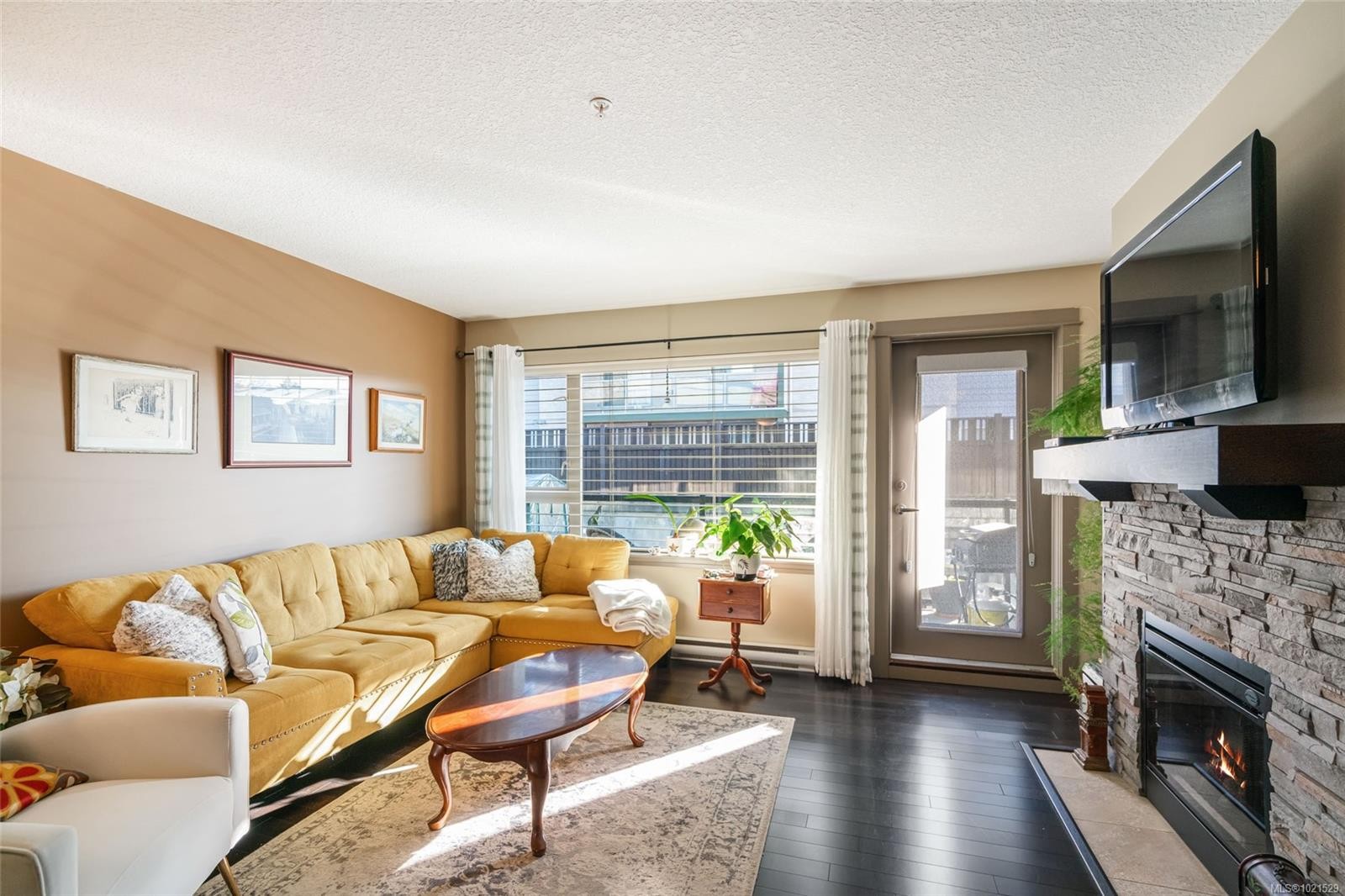 208-257 Moilliet St South, Parksville, BC - Indoor Photo Showing Living Room With Fireplace