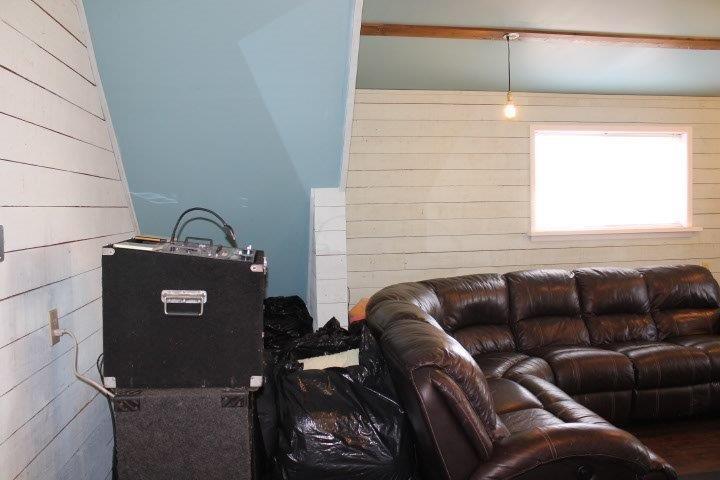 132 Cumming Street, Thunder Bay, ON - Indoor Photo Showing Living Room