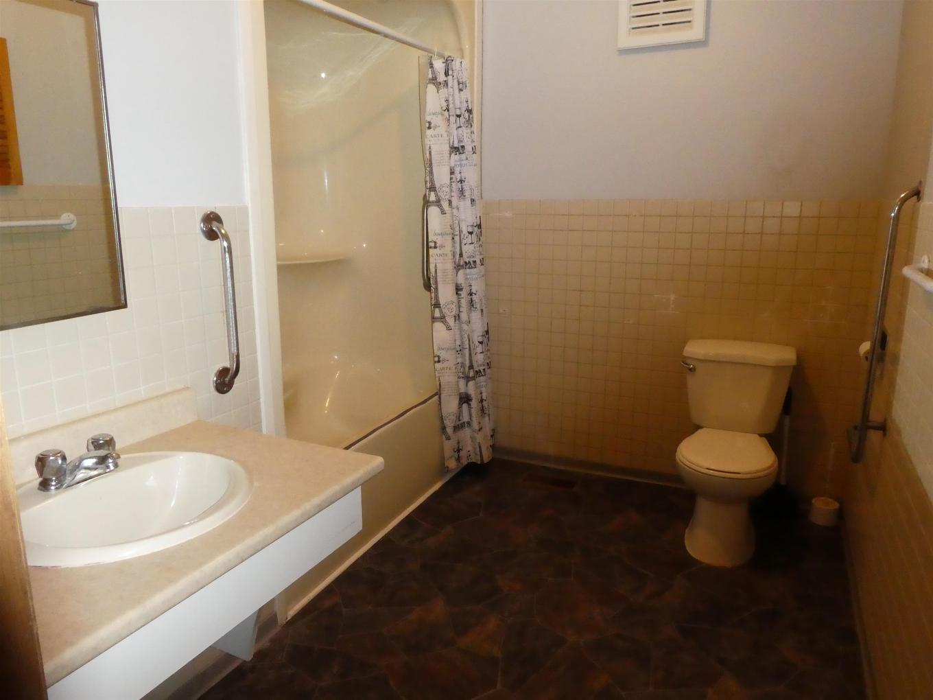 305 Clarke Avenue Se, Geraldton, ON - Indoor Photo Showing Bathroom