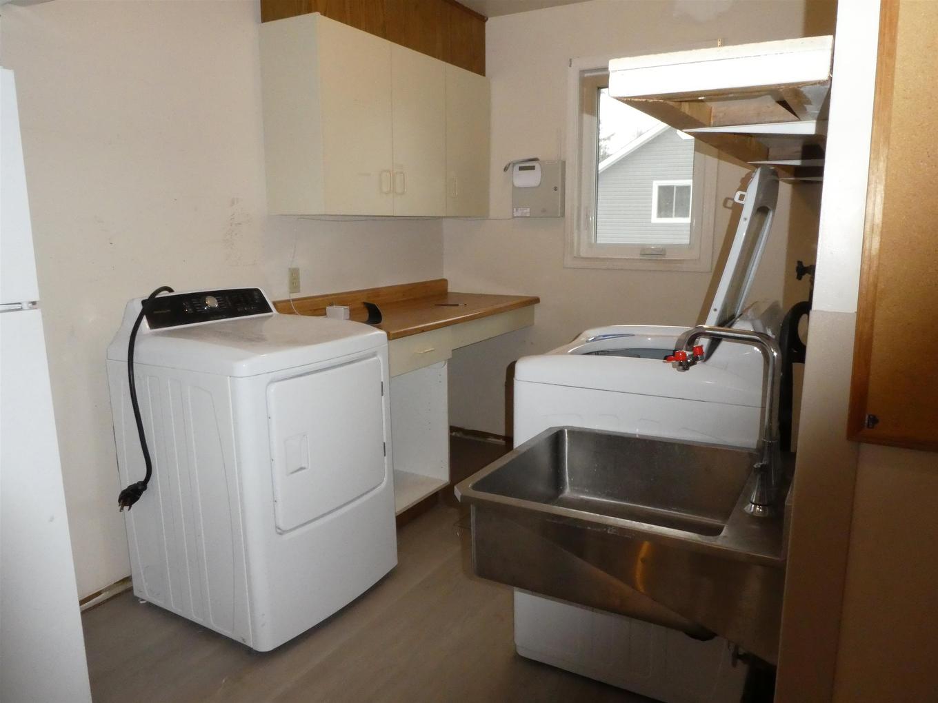 305 Clarke Avenue Se, Geraldton, ON - Indoor Photo Showing Laundry Room
