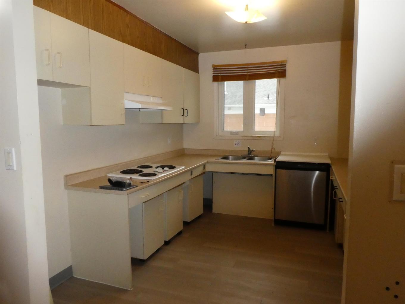 305 Clarke Avenue Se, Geraldton, ON - Indoor Photo Showing Kitchen With Double Sink