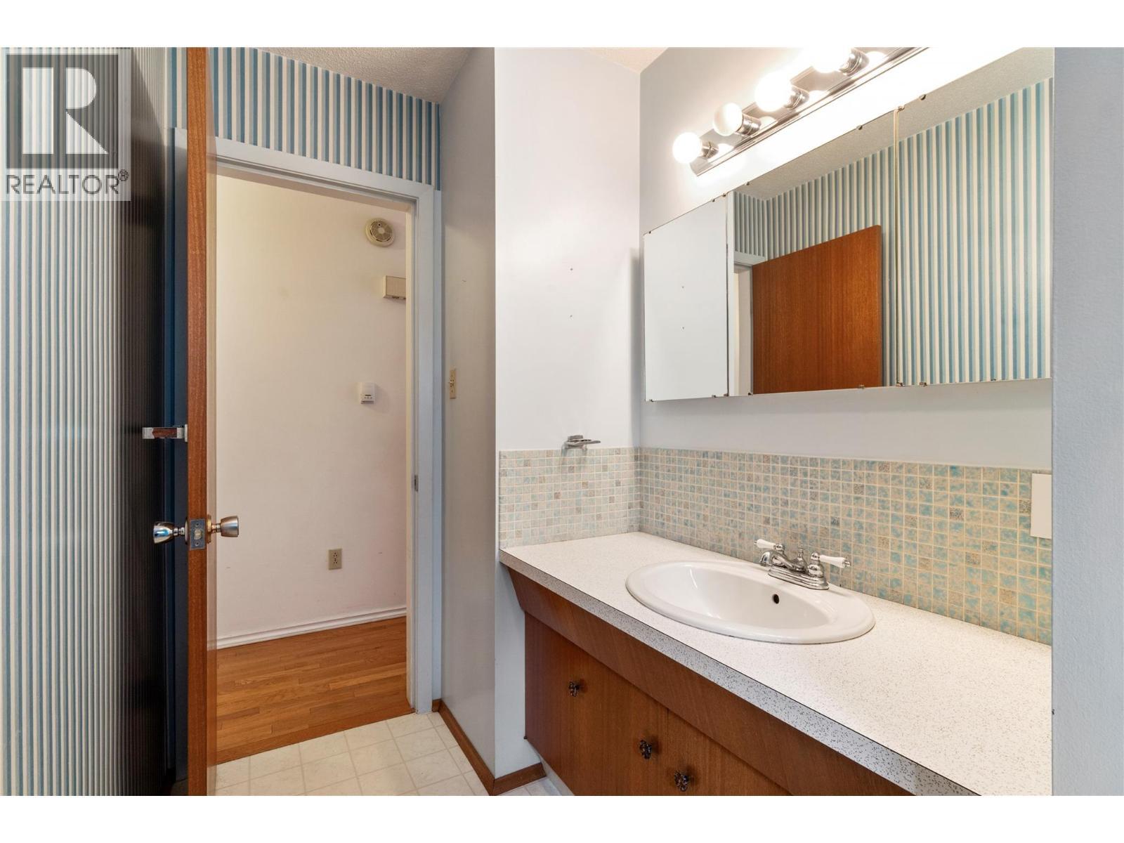 1160 Lakeshore Road Ne, Salmon Arm, BC - Indoor Photo Showing Bathroom