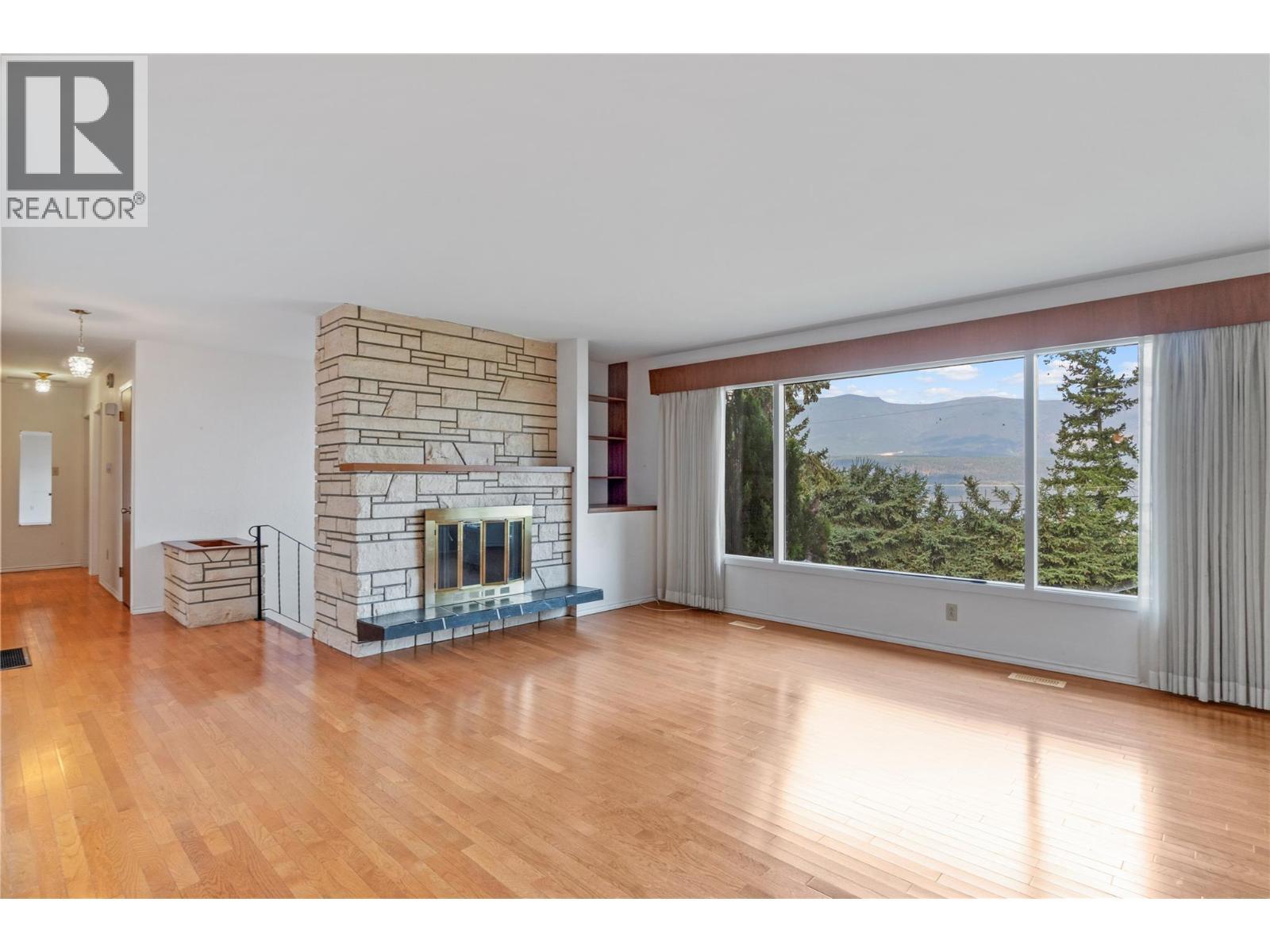 1160 Lakeshore Road Ne, Salmon Arm, BC - Indoor Photo Showing Living Room With Fireplace