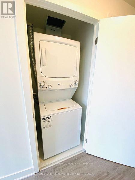 219 - 185 Deerfield Road, Newmarket, ON - Indoor Photo Showing Laundry Room