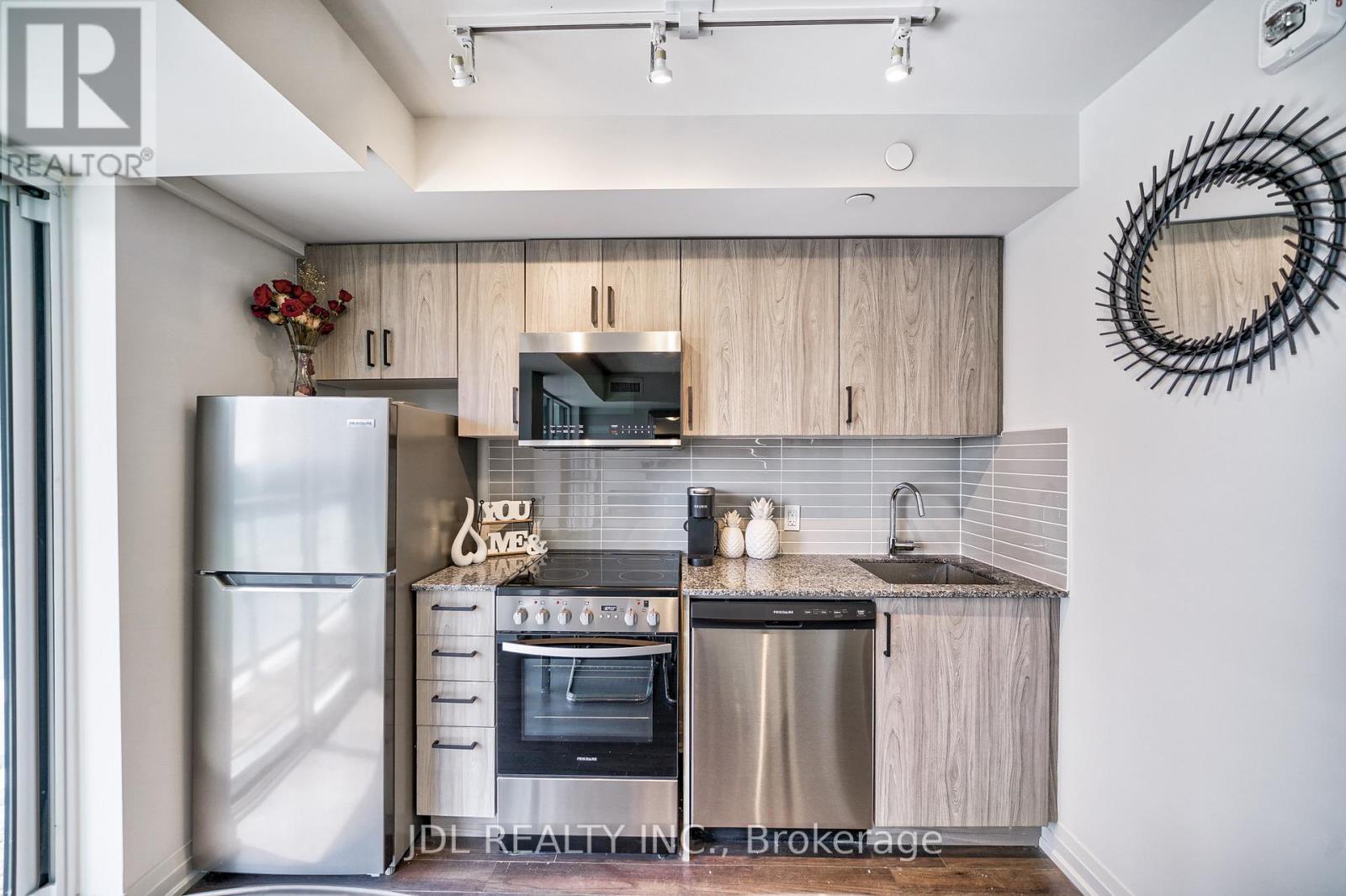 334 - 20 Meadowglen Place, Toronto, ON - Indoor Photo Showing Kitchen