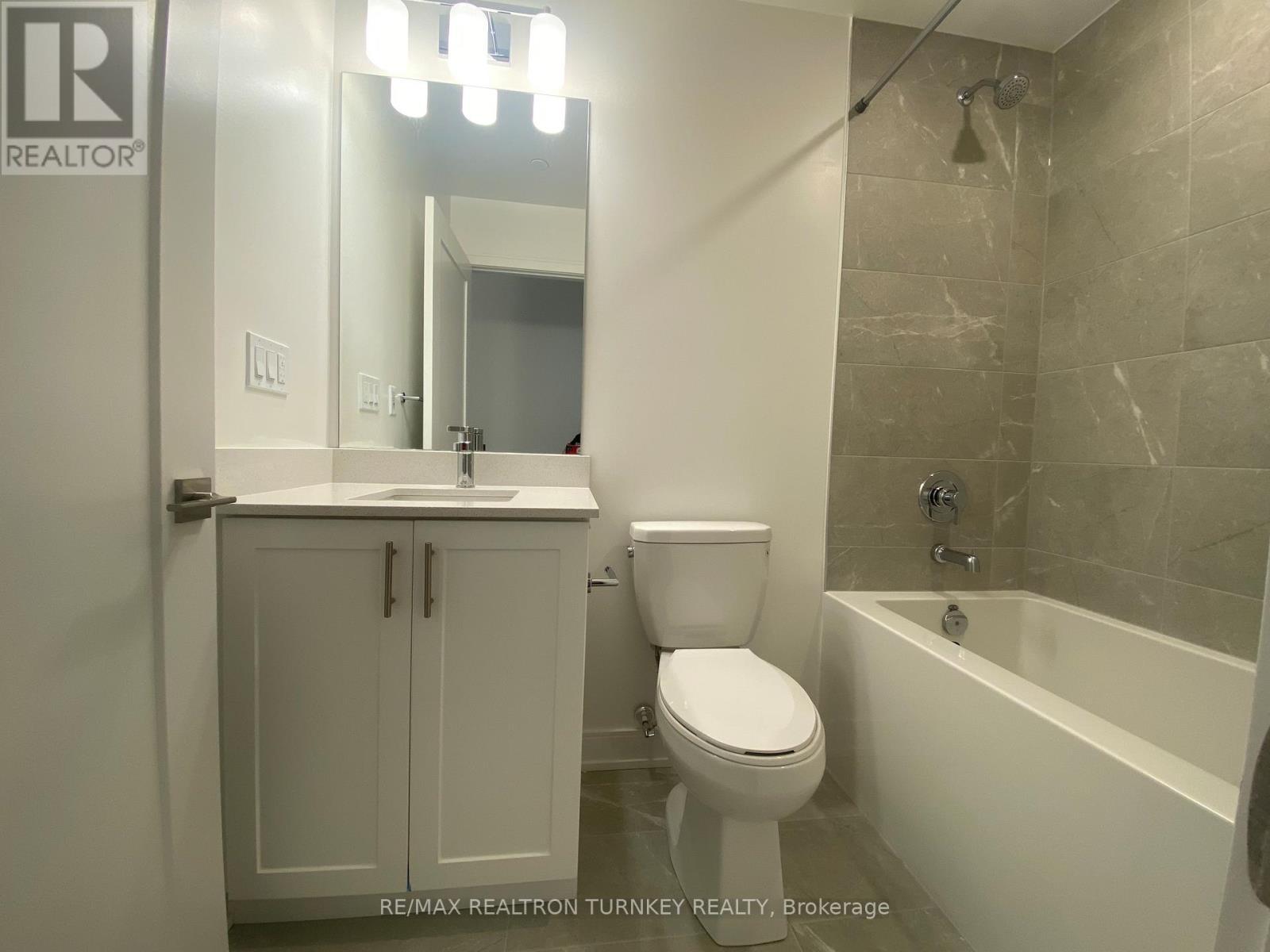 Quartz Countertop - 305 - 705 Davis Drive, Newmarket, ON - Indoor Photo Showing Bathroom
