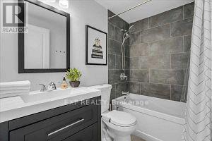 1908 - 2240 Lake Shore Boulevard W, Toronto, ON - Indoor Photo Showing Bathroom