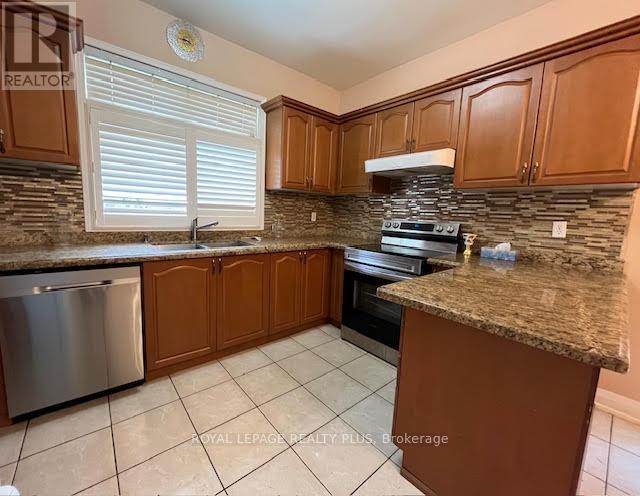 5440 Churchill Meadows Boulevard, Mississauga, ON - Indoor Photo Showing Kitchen With Double Sink