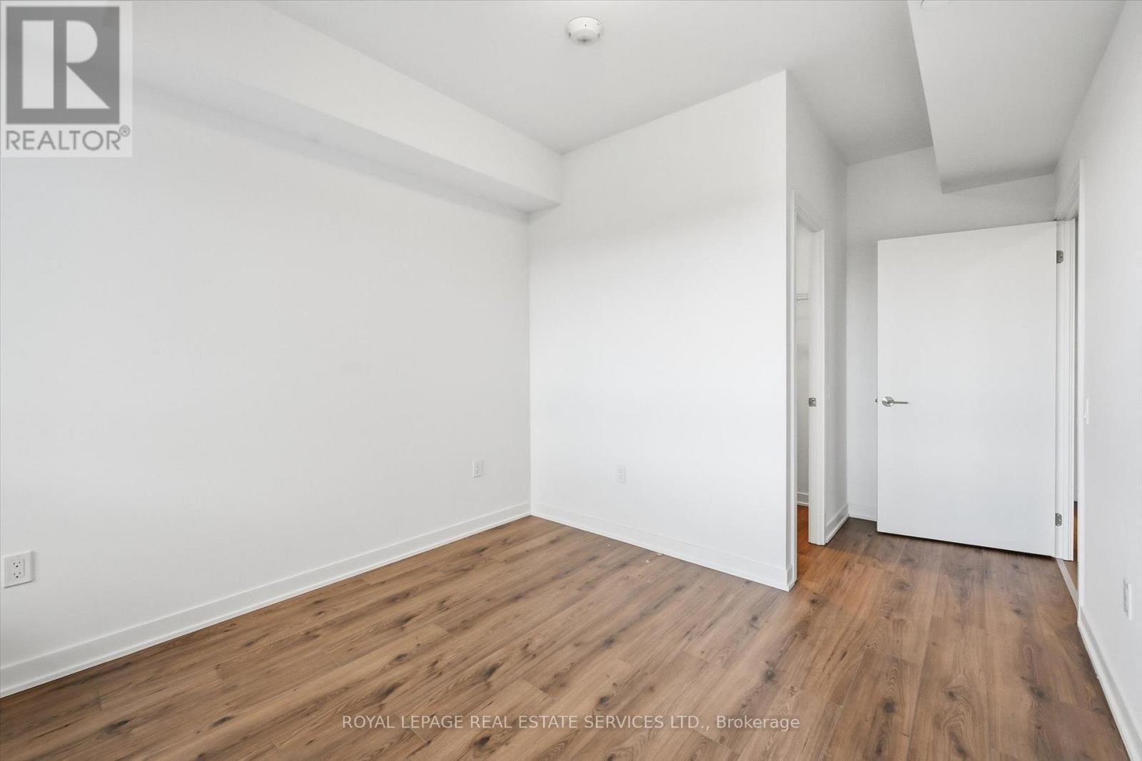 Bright Oversized Bedroom Offers a Walk-In Closet - 603 - 395 Dundas Street W, Oakville, ON - Indoor Photo Showing Other Room