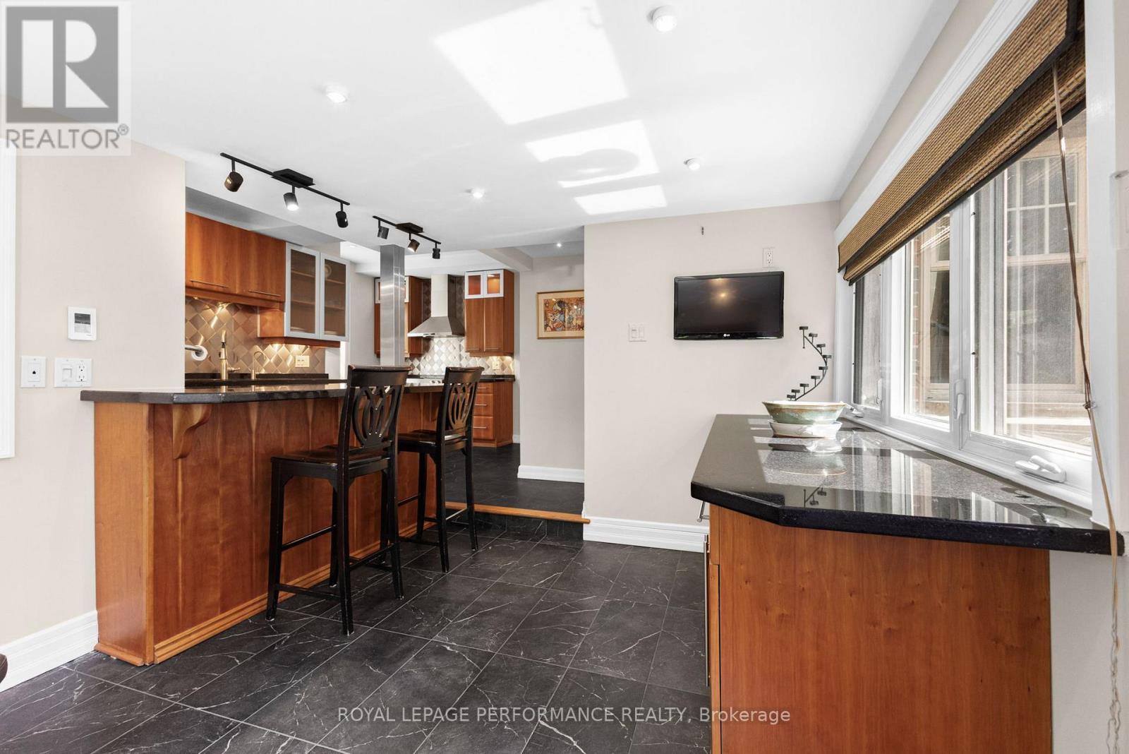 345 Third Avenue, Ottawa, ON - Indoor Photo Showing Kitchen