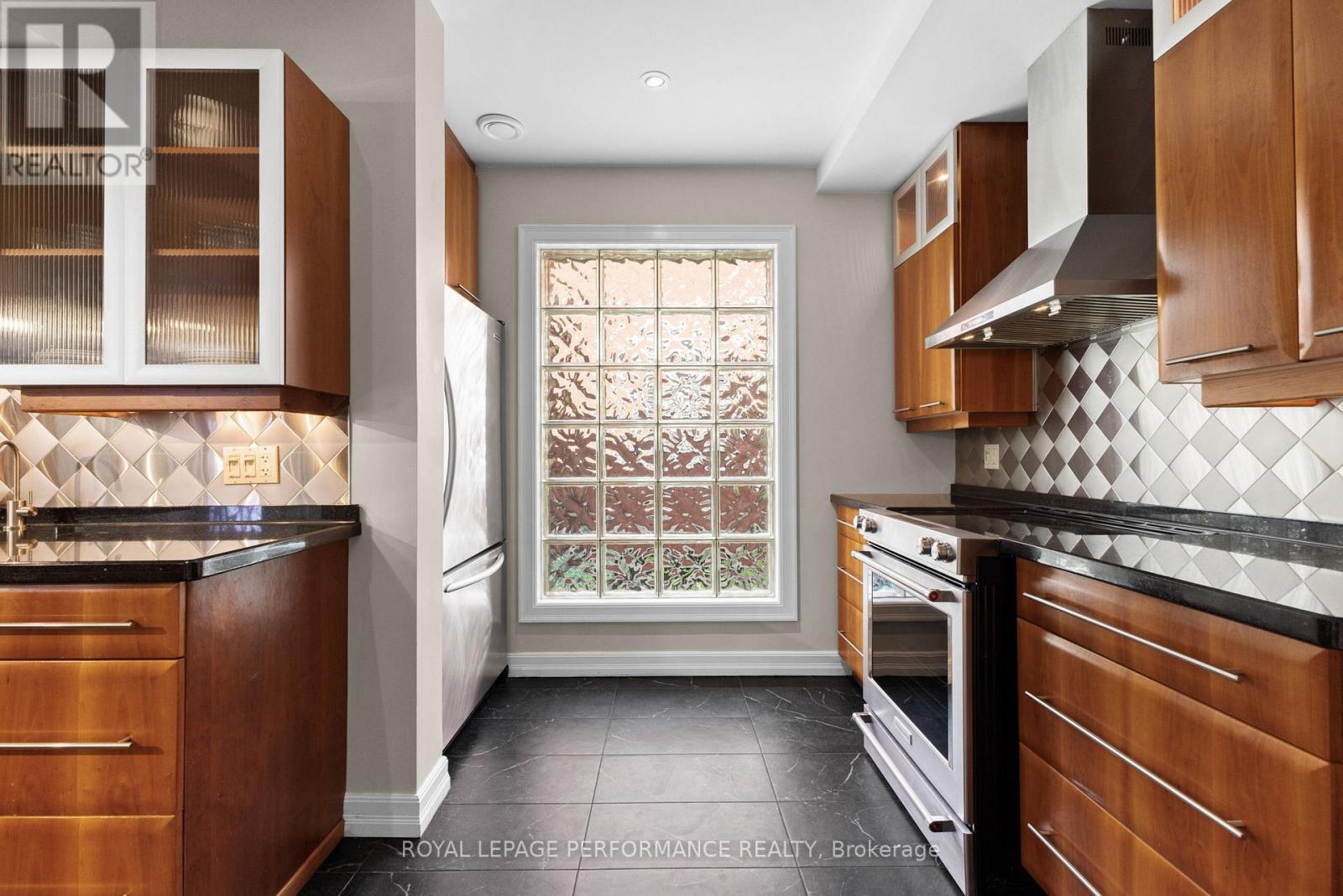 345 Third Avenue, Ottawa, ON - Indoor Photo Showing Kitchen