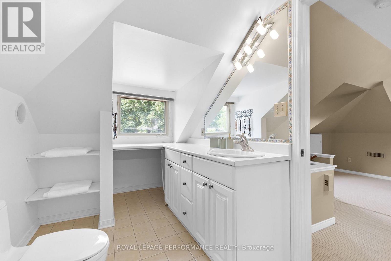 345 Third Avenue, Ottawa, ON - Indoor