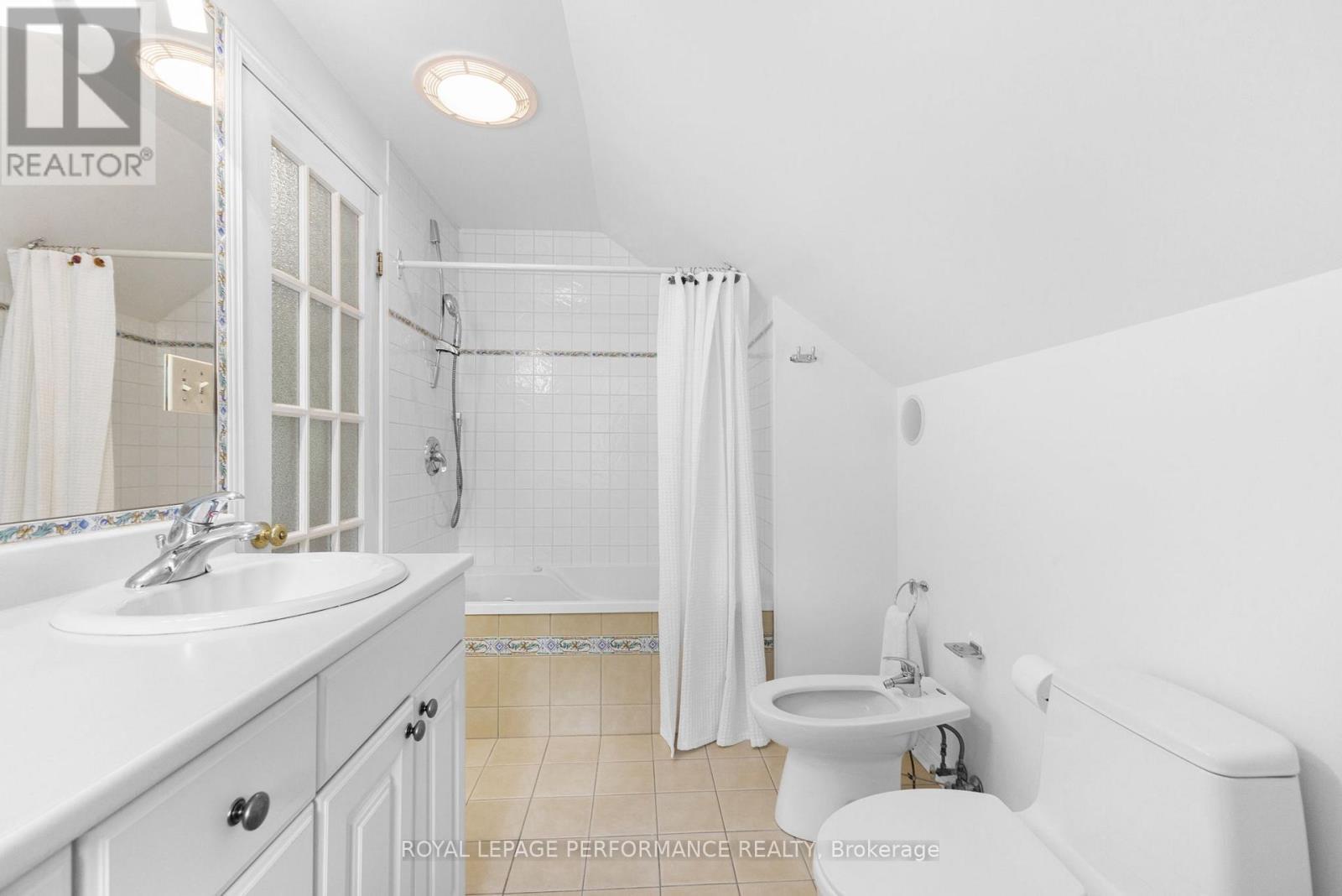 345 Third Avenue, Ottawa, ON - Indoor Photo Showing Bathroom