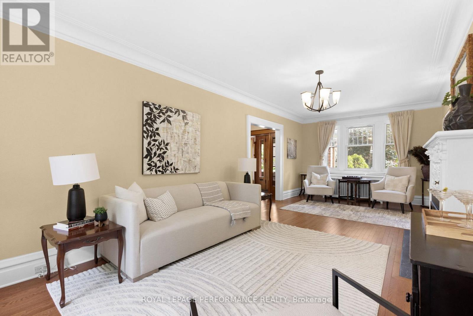345 Third Avenue, Ottawa, ON - Indoor Photo Showing Living Room
